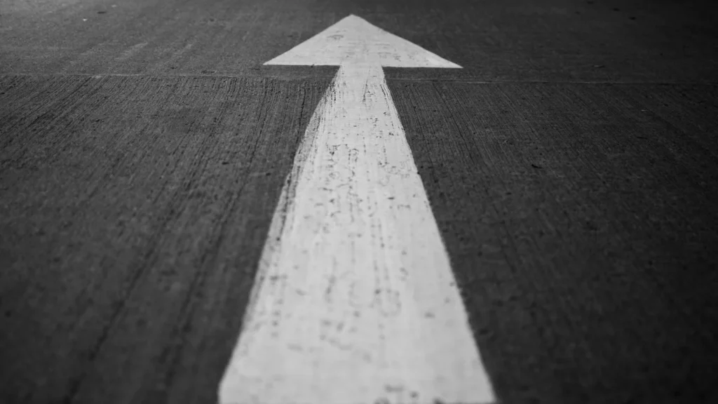 前方を指し示す道路の矢印(次の一歩・移換手続きのイメージ)